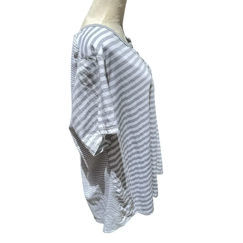FADED‎ GLORY. White & Grey T-Shirt, Short Sleeve. Buttons on Front. Size…